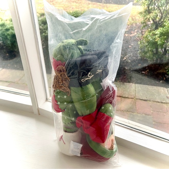 NEW Avon Carolers Musical Stuffed Figurines, Set of 2, Boy Sings Deck The Halls - Picture 4 of 16